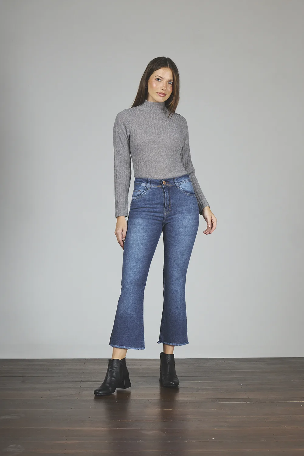 153-1-4-1.webp ART. 153 | CROP SEMI OXFORD STONE CON TAJO EN BOTA ELASTIZADO - Imagen 1
