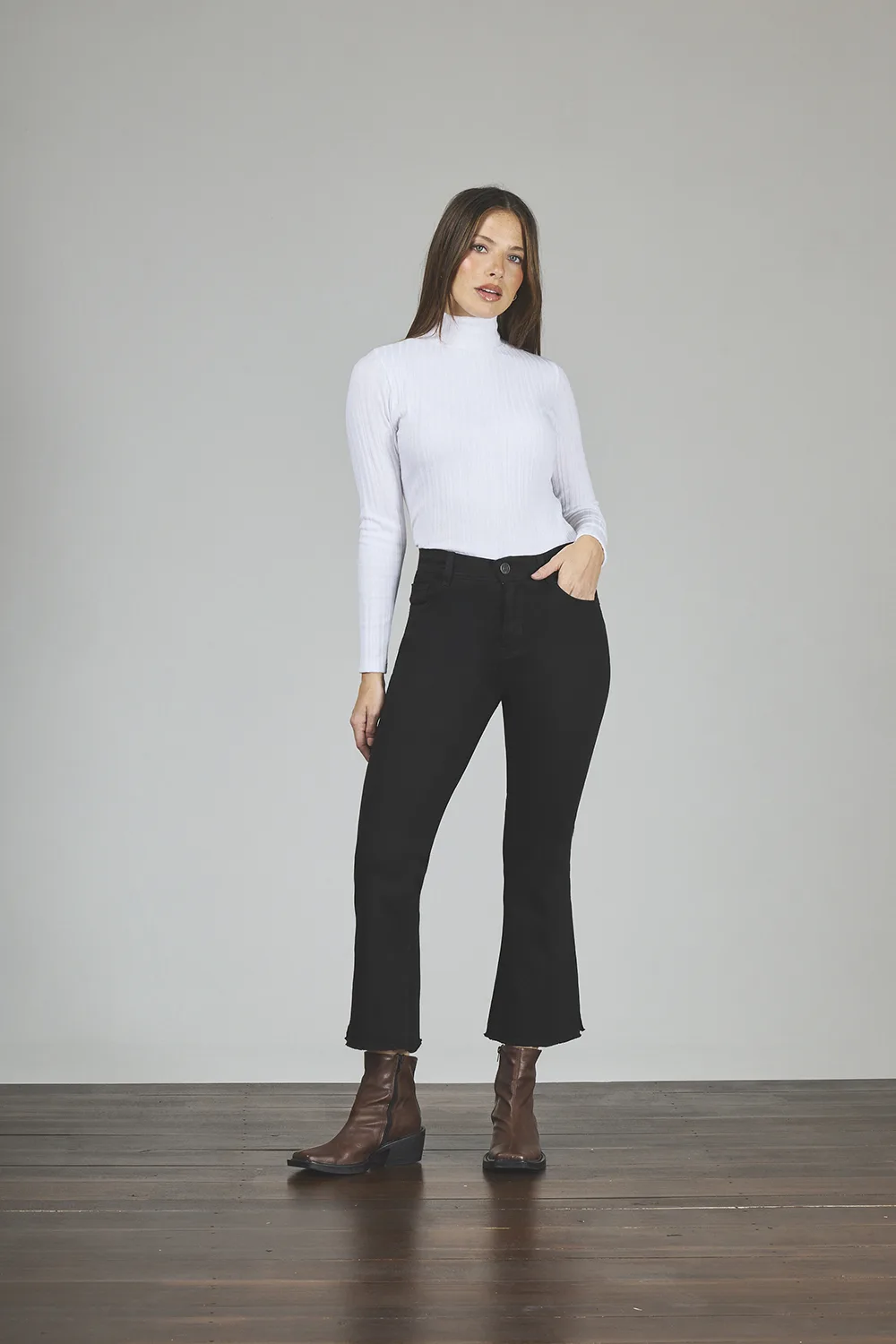 348-1-2-1.webp ART. 348 | CROP SEMI OXFORD NEGRO DEFLECADO C/ABERTURA EN BOTA ELASTIZADO - Imagen 1