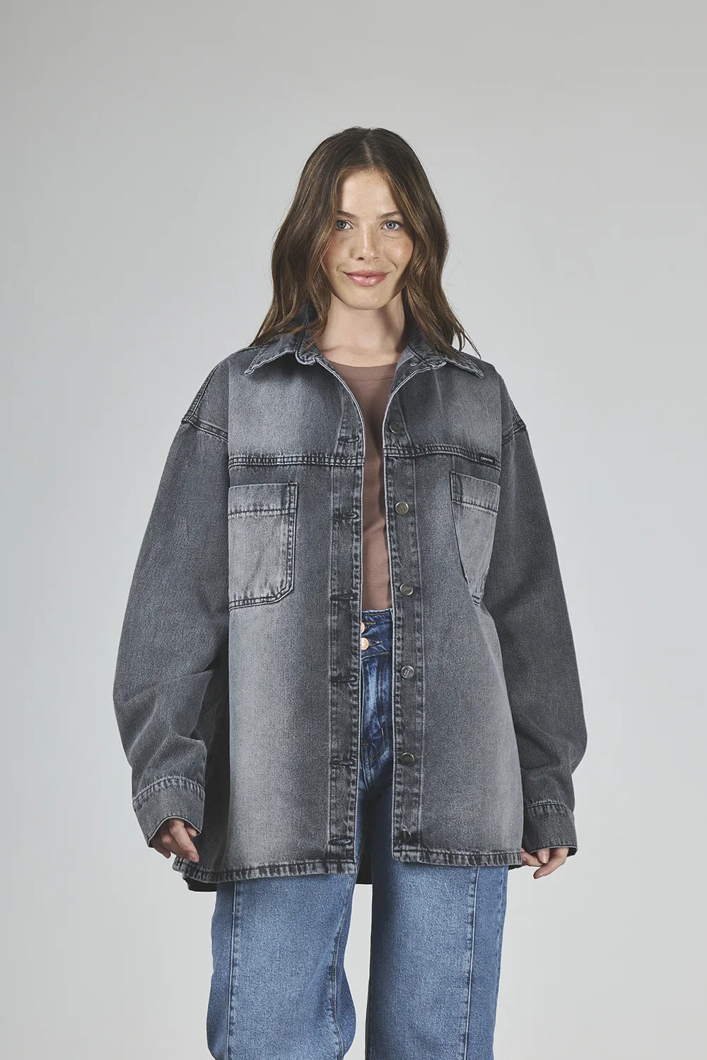 419-1-1.webp ART. 419 | CAMISA OVERSIZE GRIS CON ABERTURA LATERAL RÍGIDO - Imagen 1