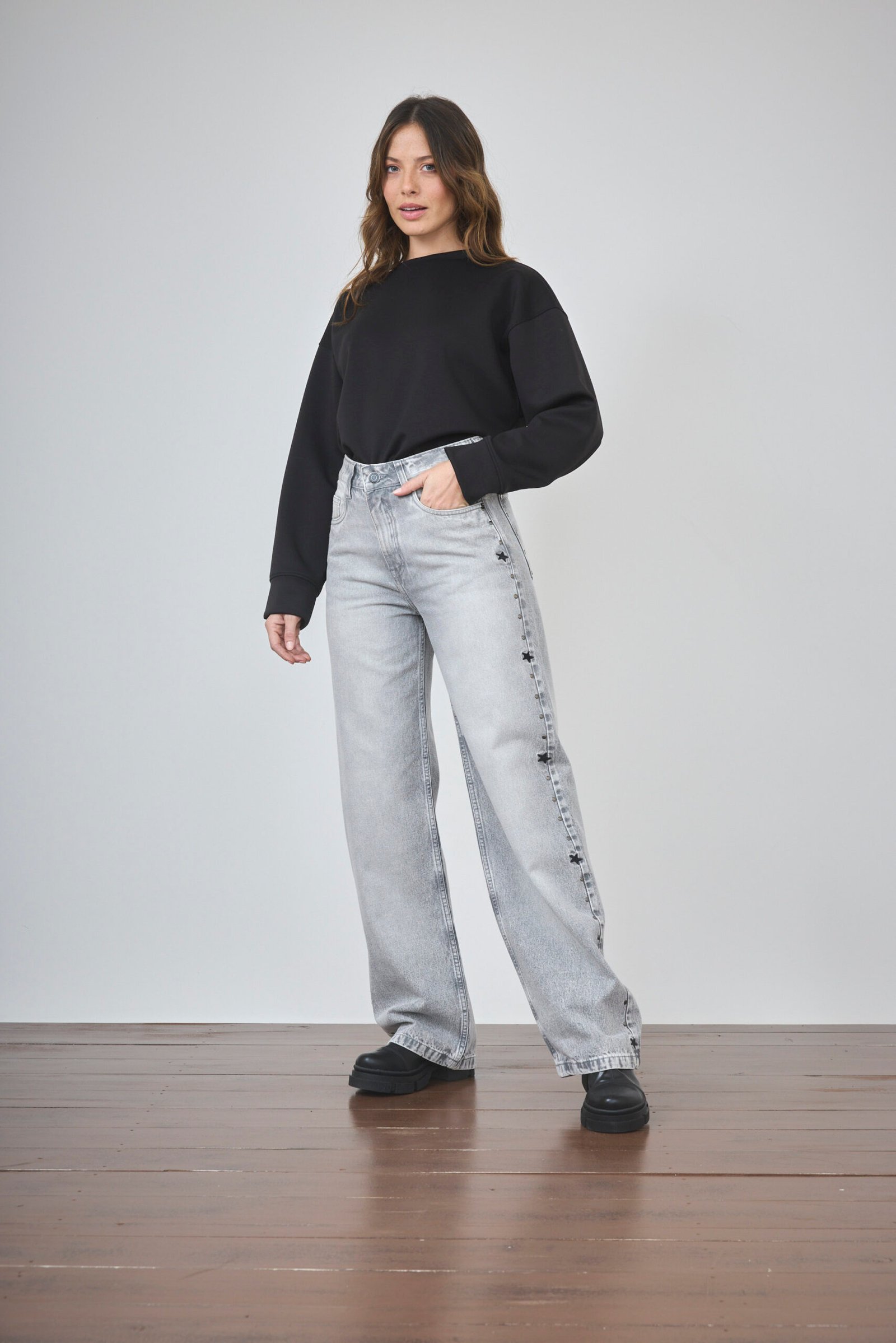 490-1-scaled-1.jpg ART. 490 | WIDE LEG GRIS CON BORDADO ESTRELLAS Y TACHAS RIGIDO - Imagen 1