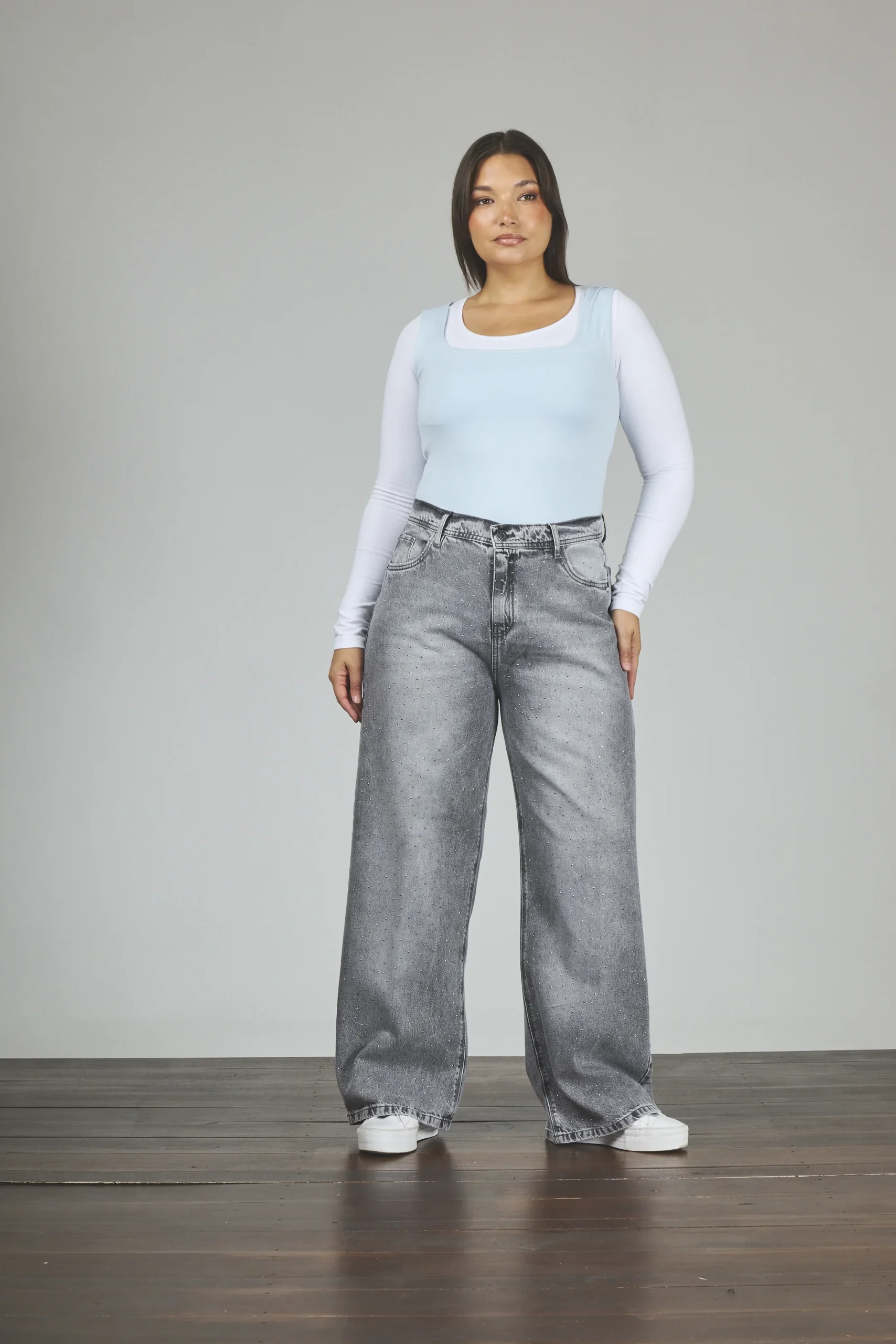 853-1-1-scaled-2.webp ART. 853 | WIDE LEG GRIS CON STRASS RÍGIDO - Imagen 1