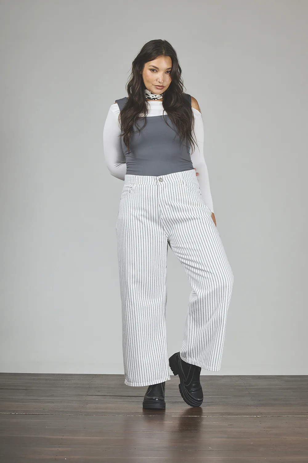 856-1-2-1.webp ART. 856 | DAMA CROP WIDE LEG BLANCO RAYADO RÍGIDO - Imagen 1