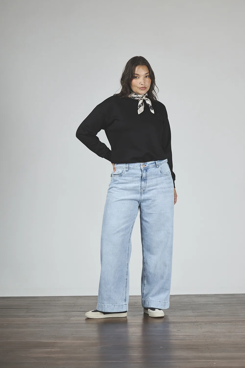 894-1.webp ART. 894 | WIDE LEG CROP CELESTE CON RUEDO RÍGIDO - Imagen 1