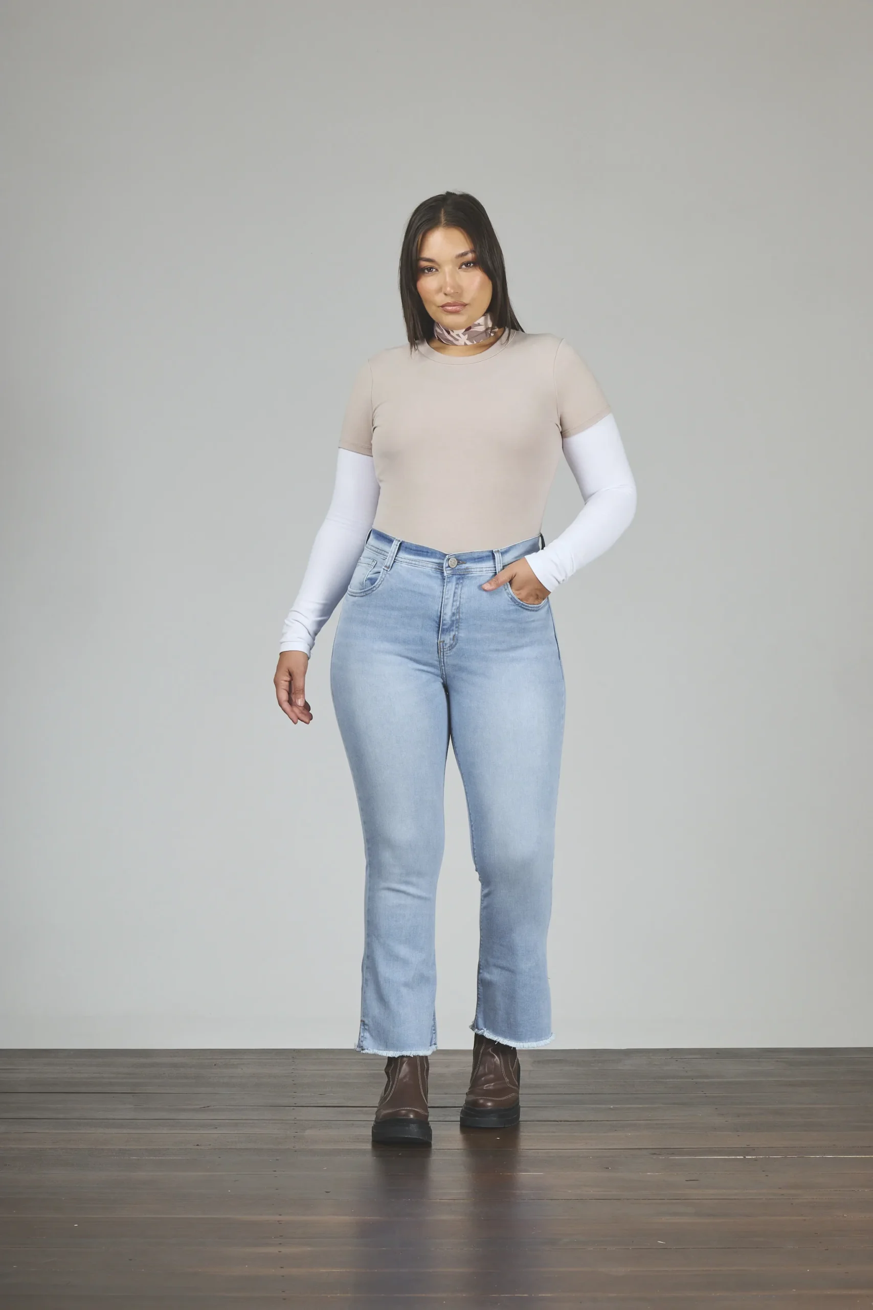 895-1-scaled-1.webp ART. 895 | CROP SEMI OXFORD CELESTE DEFLECADO CON ABERTURA LAT ELASTIZADO - Imagen 1