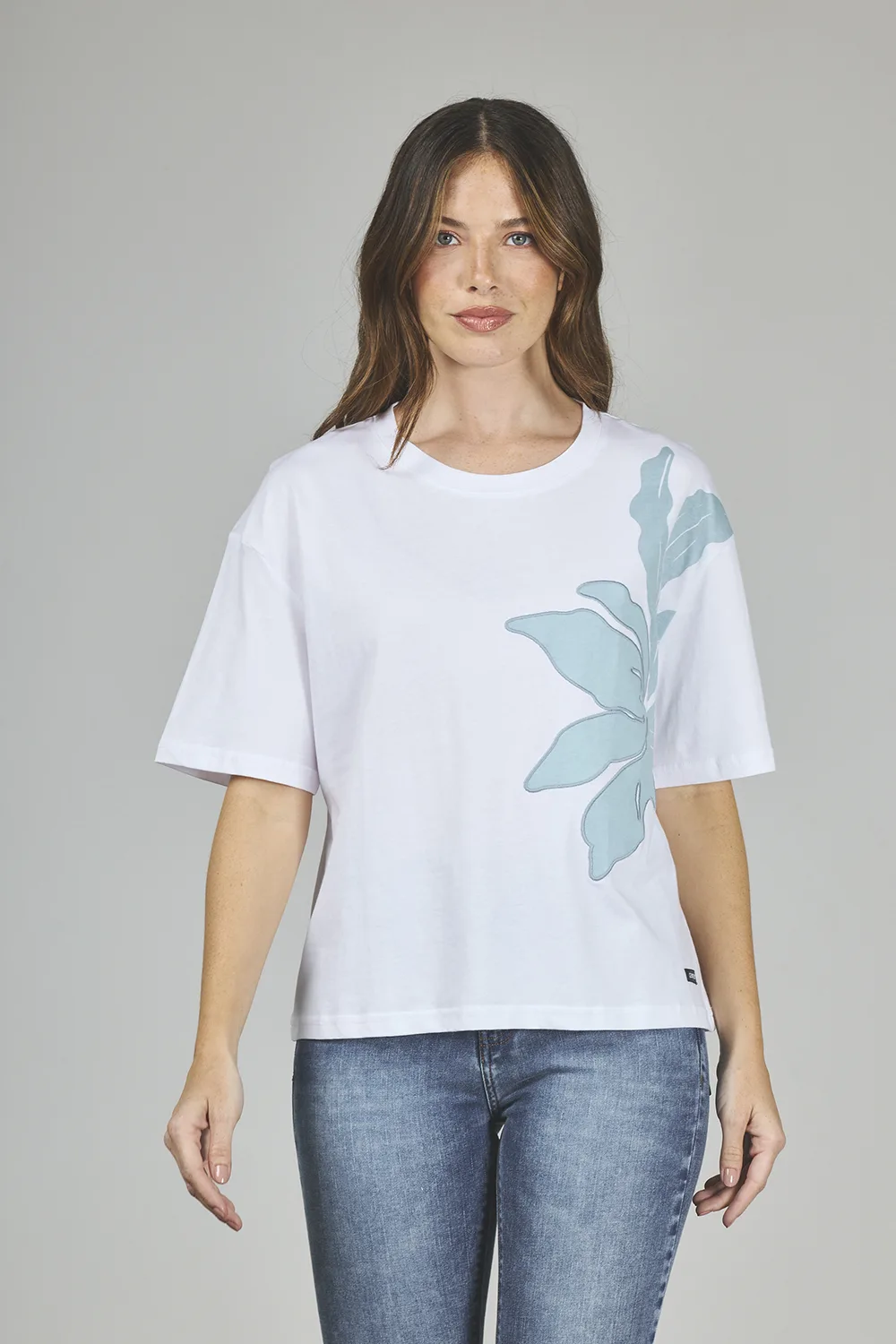 a-20-1.webp ART. A-20 | REMERA BÁSICA CON APLIQUE REGULAR - Imagen 1