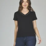 ART. A-46 | REMERA NEGRA CUELLO EN V CON BRILLO