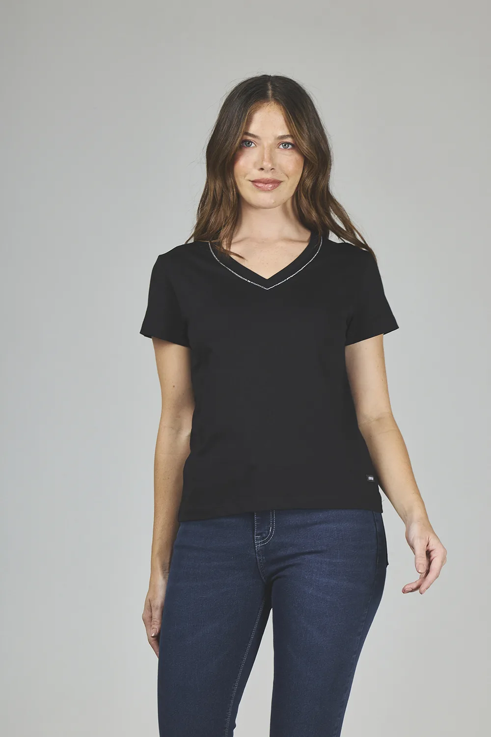 a-46-1.webp ART. A-46 | REMERA NEGRA CUELLO EN V CON BRILLO - Imagen 1
